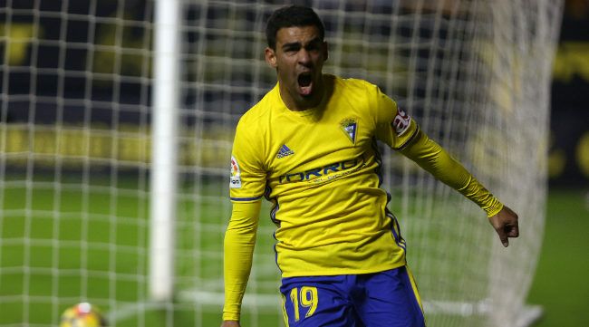 Dani Romera celebra un gol con el Cádiz