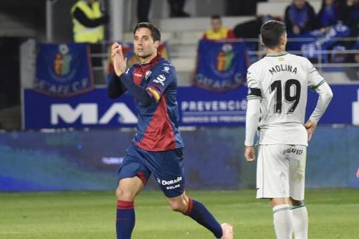 Xabi Etxeita en un partido con el Huesca