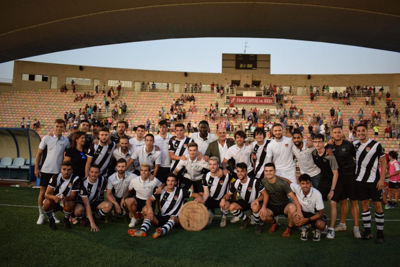 El Haro posa tras llevarse el Trofeo Luis de la Fuente el pasado 3 de Agosto