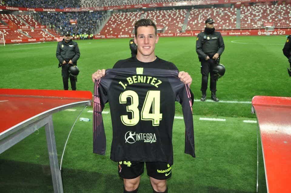 Javi Benítez posa con su camiseta después del último derbi asturiano