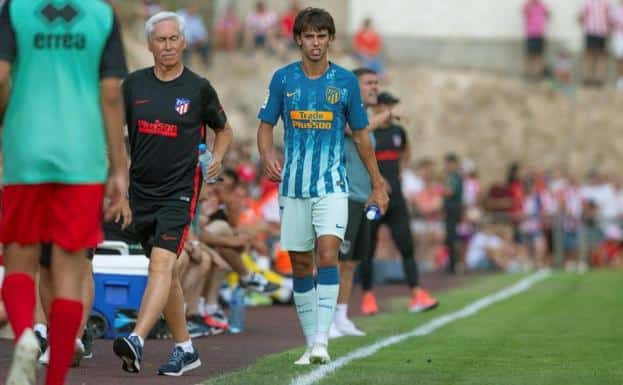 Joao Félix retirándose lesionado en un encuentro en la pretemporada