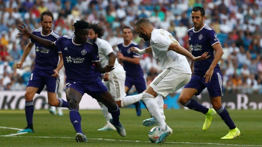 Karim Benzema, rodeado de futbolistas del Valladolid en el encuentro disputado en el Santiago Bernabéu. Foto: Real Madrid CF.