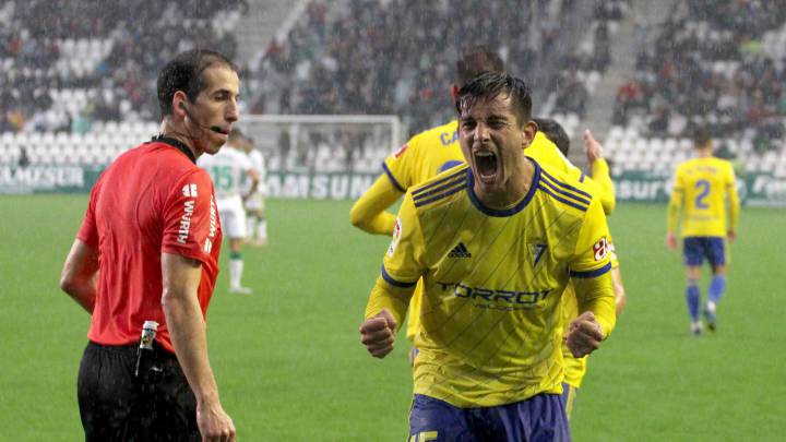 Marcos Mauro celebra un gol con el Cádiz