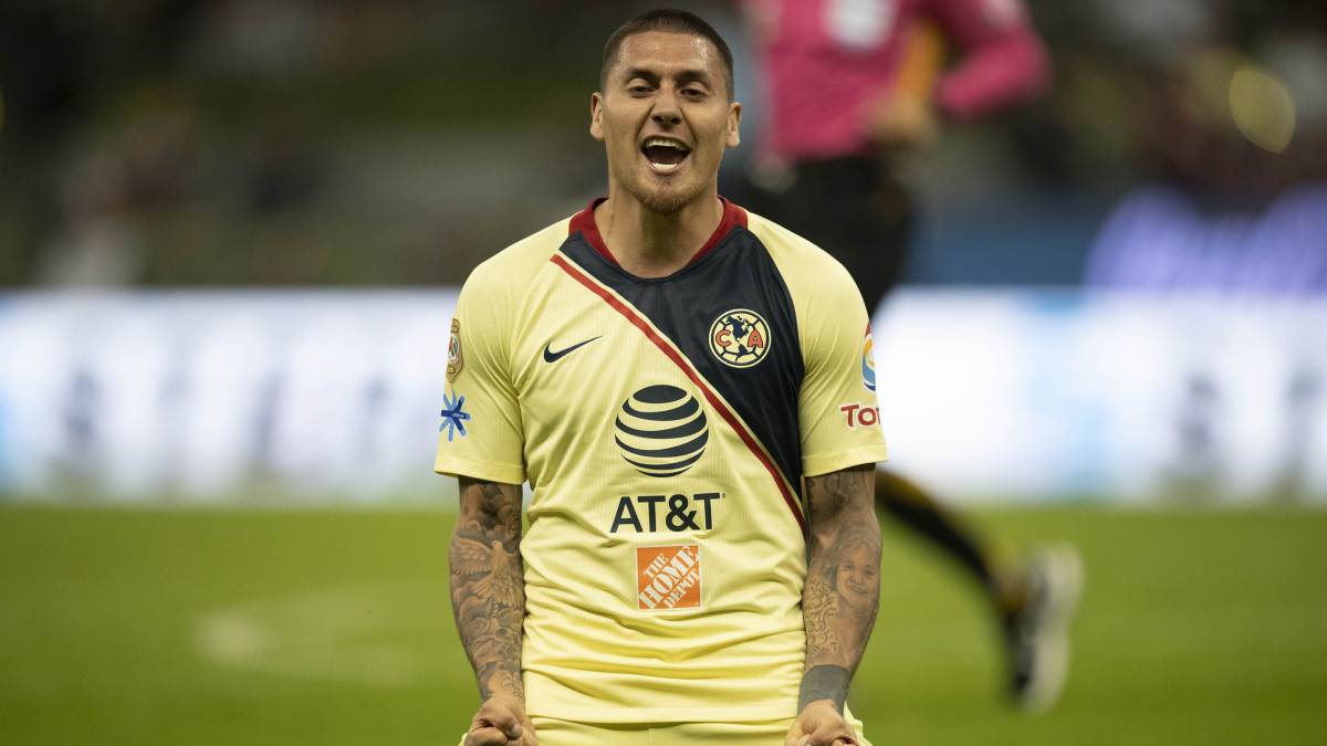 Nico Castillo en un partido con América