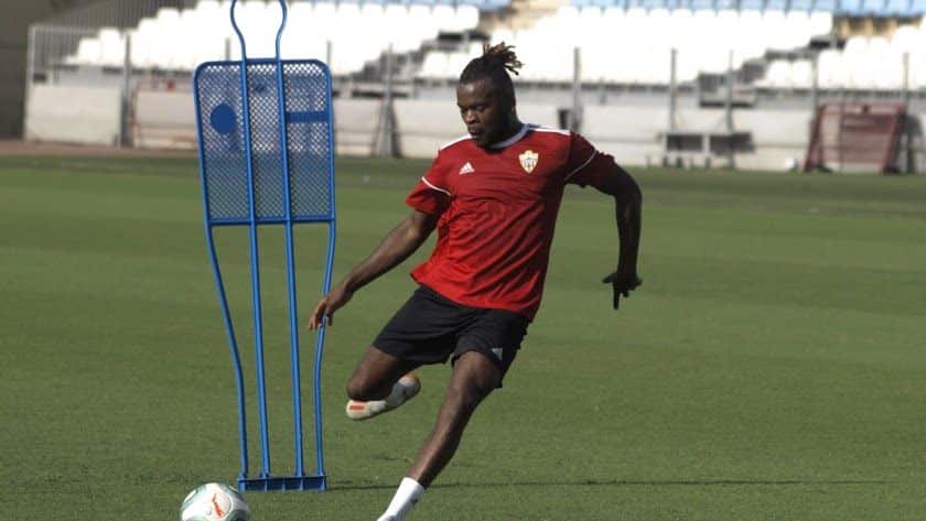 Nkaka en un entrenamiento con el Almería