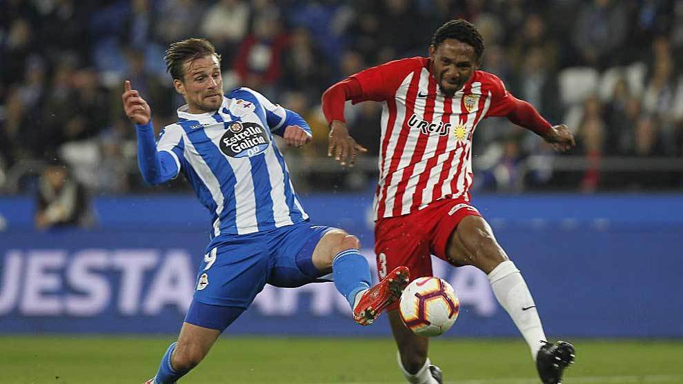 Lucien Owona en un partido con el Almería