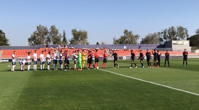 Rayo Majadahonda y Sporting se saludan antes del inicio del partido