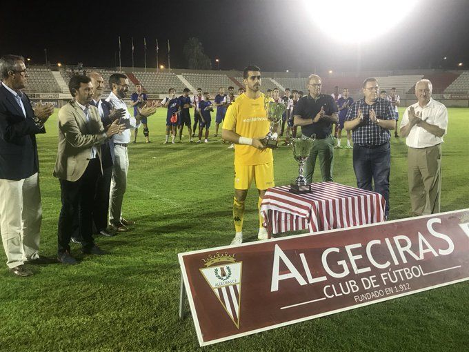 El 'Gato' Romero recoge el trofeo de subcampeón del Trofeo Virgen de la Palma de la temporada 18/19