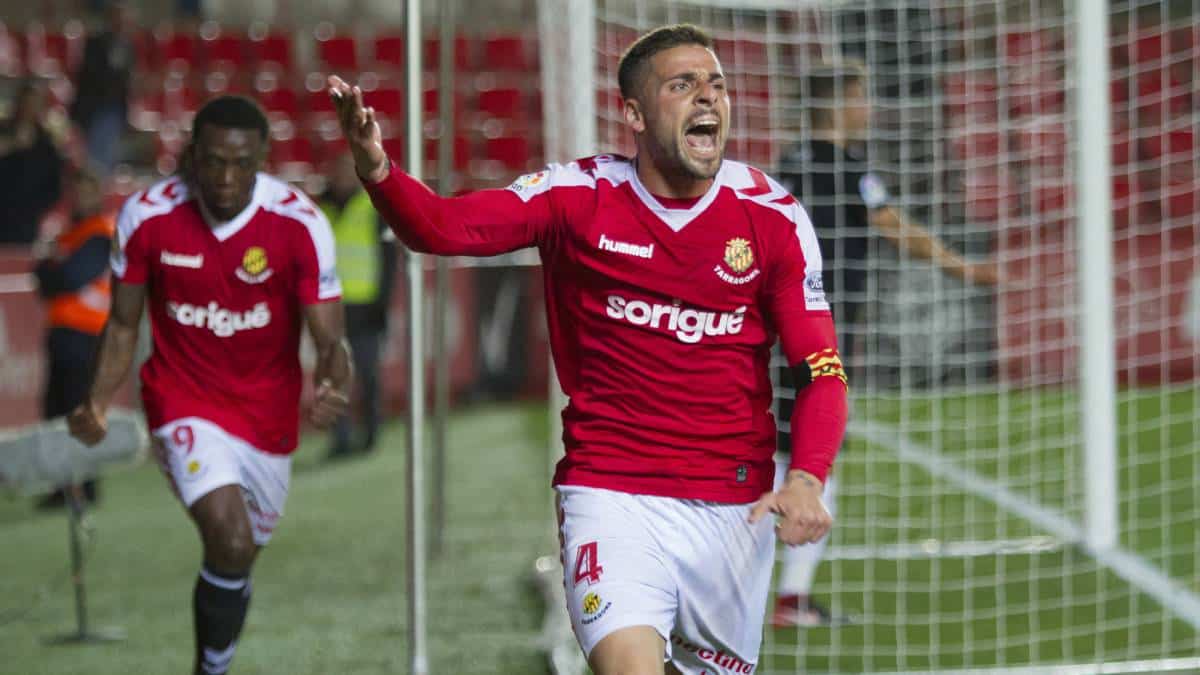 Xavi Molina celebrando un gol con el Nàstic