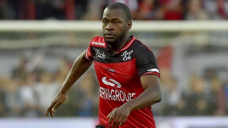 Yannis Salibur en un encuentro con el EA Guingamp