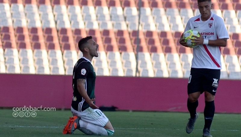 Fernández reclama al colegiado una falta | Imagen: Córdoba CF