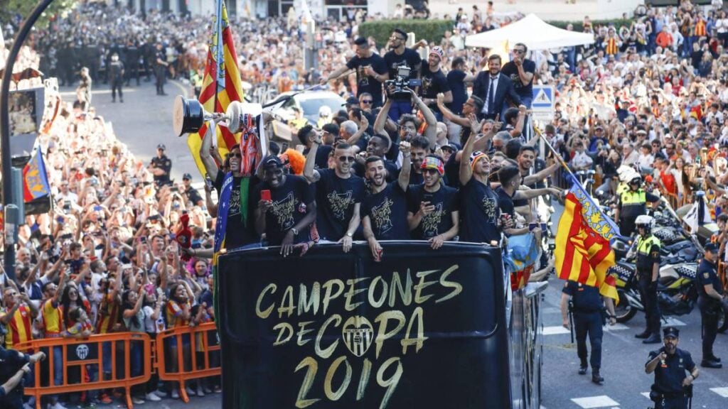 Los jugadores celebran con sus aficionados la Copa conseguida la noche anterior