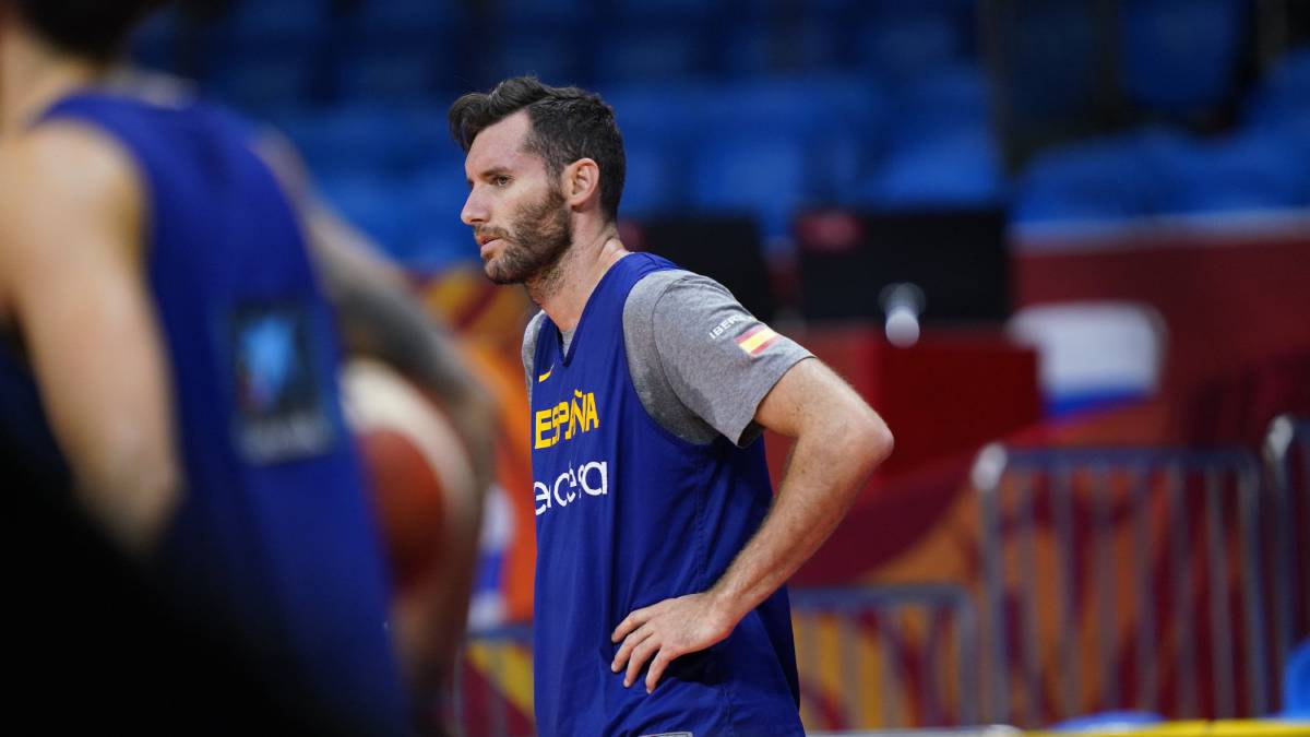 Rudy Fernández, pensativo en un entreno con España.