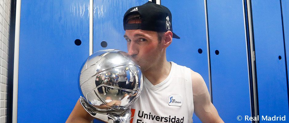 Fabien Causeur besa el trofeo de campeón de la ACB. Foto: Real Madrid.