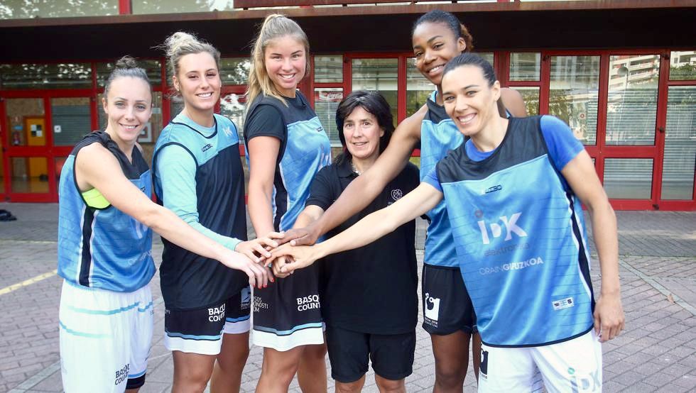 Laura García (derecha) junto nuevos fichajes a su izquierda Ariel Edwards , en medio Azu Muguruza desde izquierda Snezana Aleksic, Mehryn Kraker, y Marita Davydova.
Fuente imagen: IDK GIPUZKOA