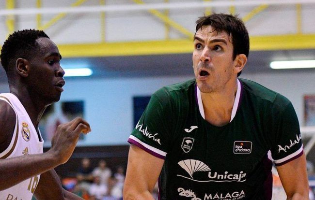 Carlos Suárez es defendido por Usman Garuba. Foto: planetacb