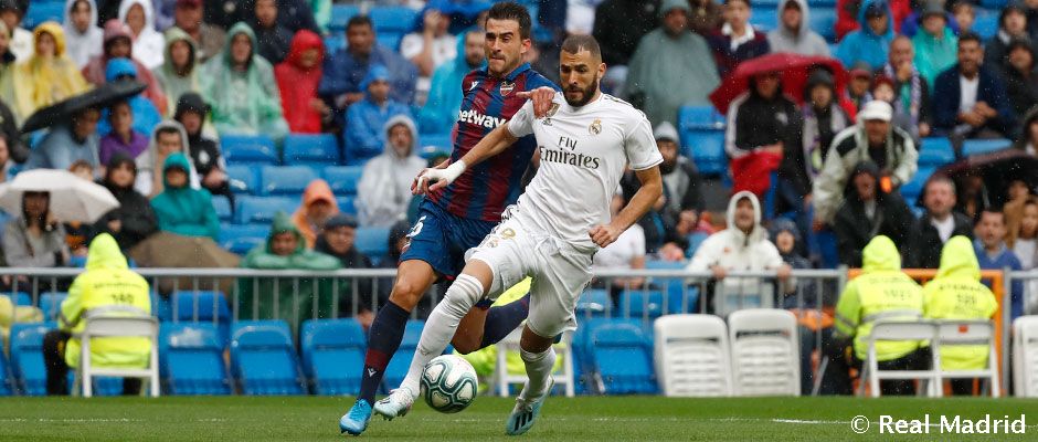 Karim Benzema conduce ante Rochina en un Real Madrid Club de Fútbol - Levante Unión Deportiva. Foto: Real Madrid Club de Fútbol.