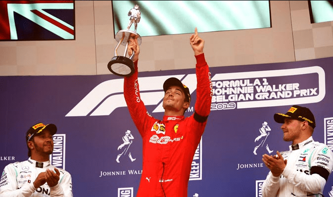 En un fin de semana con una gran carga emotiva, Charles Leclerc dedica su priemra victoria a la memoria de Antoine Humbert. Imagen: AP