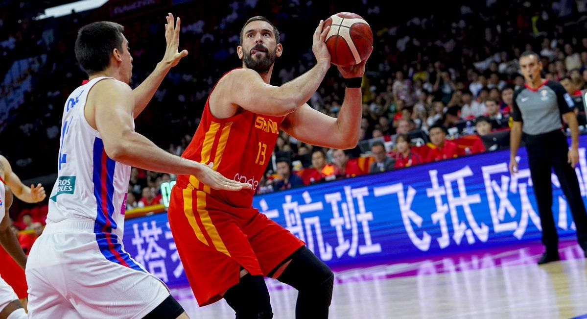 Marc Gasol lanza a canasta ante Jorge Bryan Díaz en un Puerto Rico - España. Foto: Federación Española de Baloncesto.