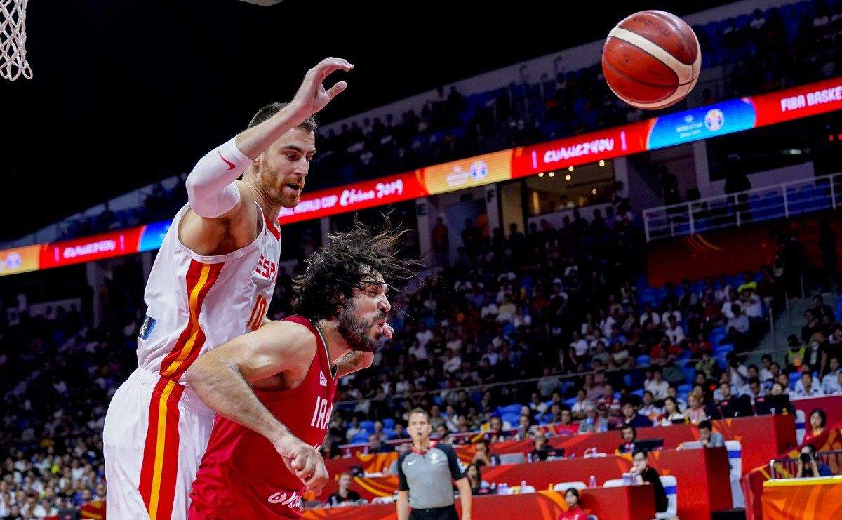 Víctor Claver y Mohammadsamad Nik Khahbharami pelean por un balón en un España - Irán. Foto: FEB.