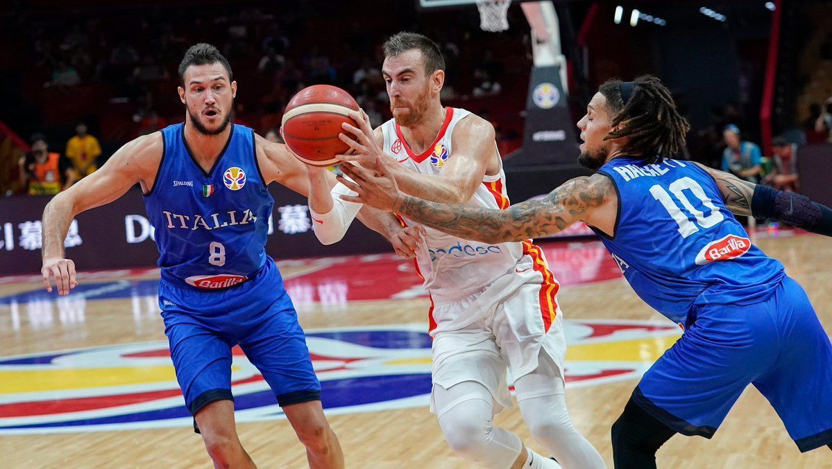 Víctor Claver entra a canasta ante Daniel Hackett y Danilo Gallinari en un España - Italia. Foto: FEB.