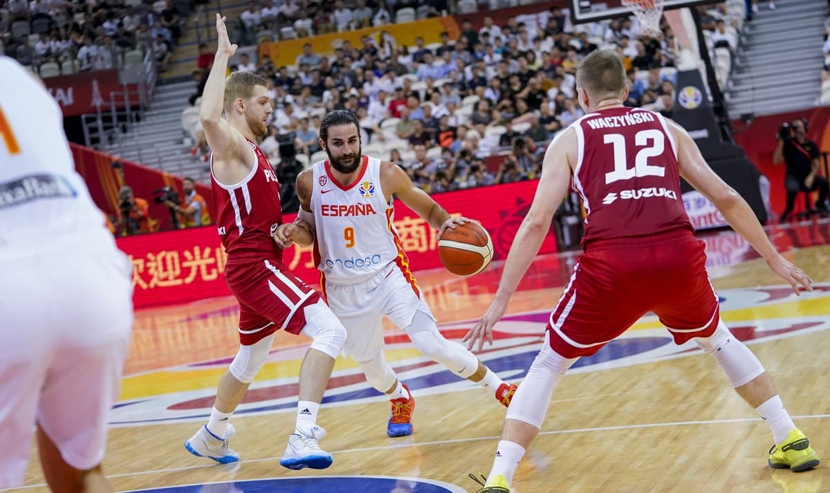 Ricky Rubio bota el balón ante Michal Sokolowski en un España - Polonia. Foto: FEB.
