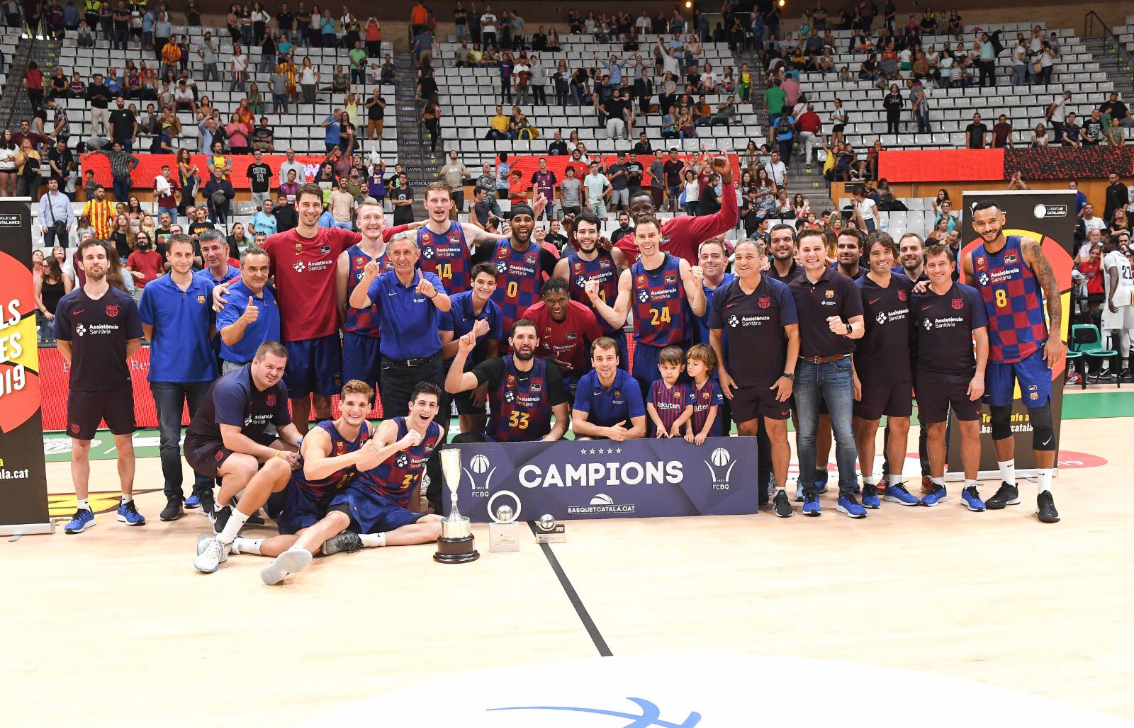 Celebrando el Titulo de la LLiga Catalana (Twitter @FCbasket)