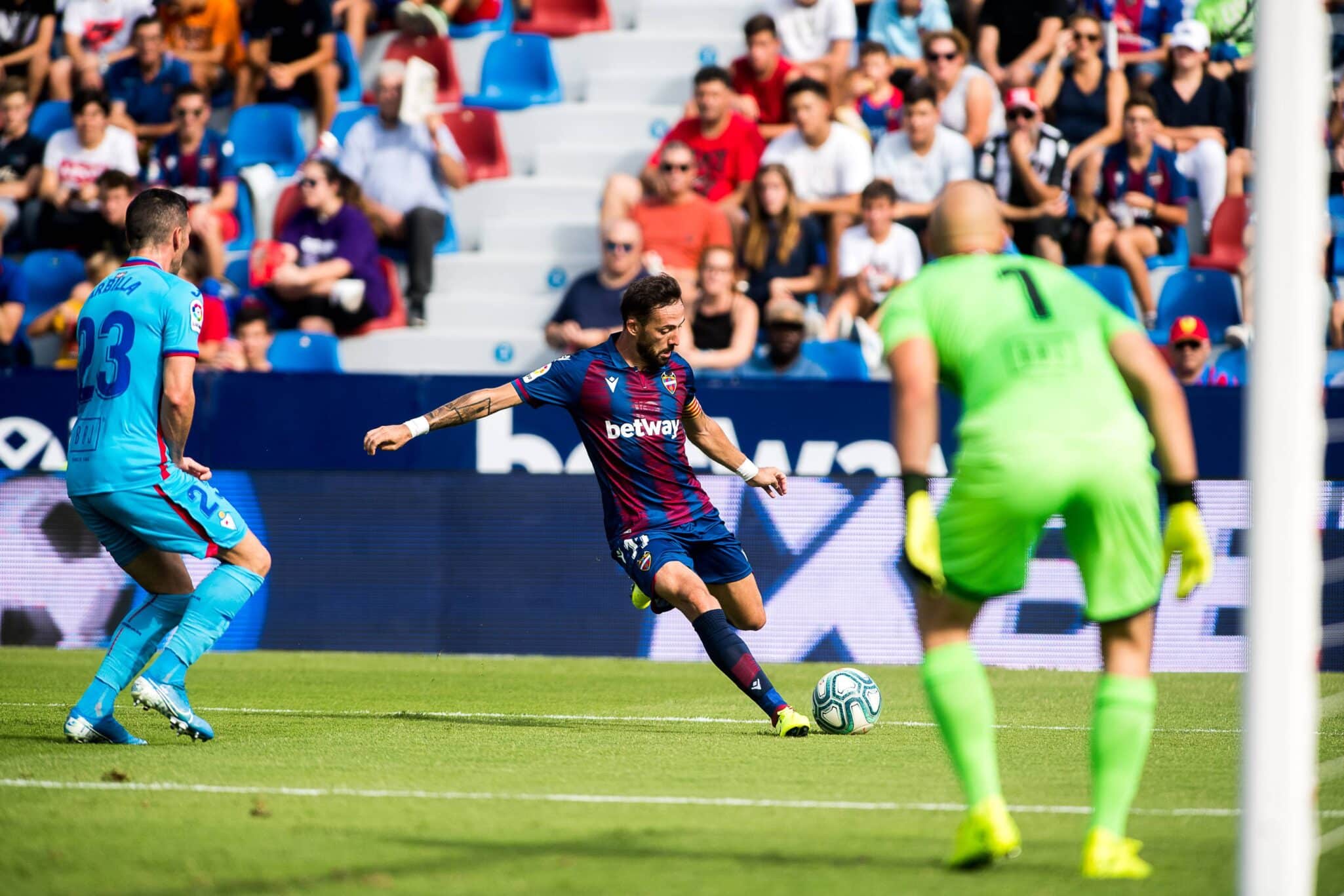 Morales centra ante la atenta mirada de Dmitrovic
Fuente: levanteud.com