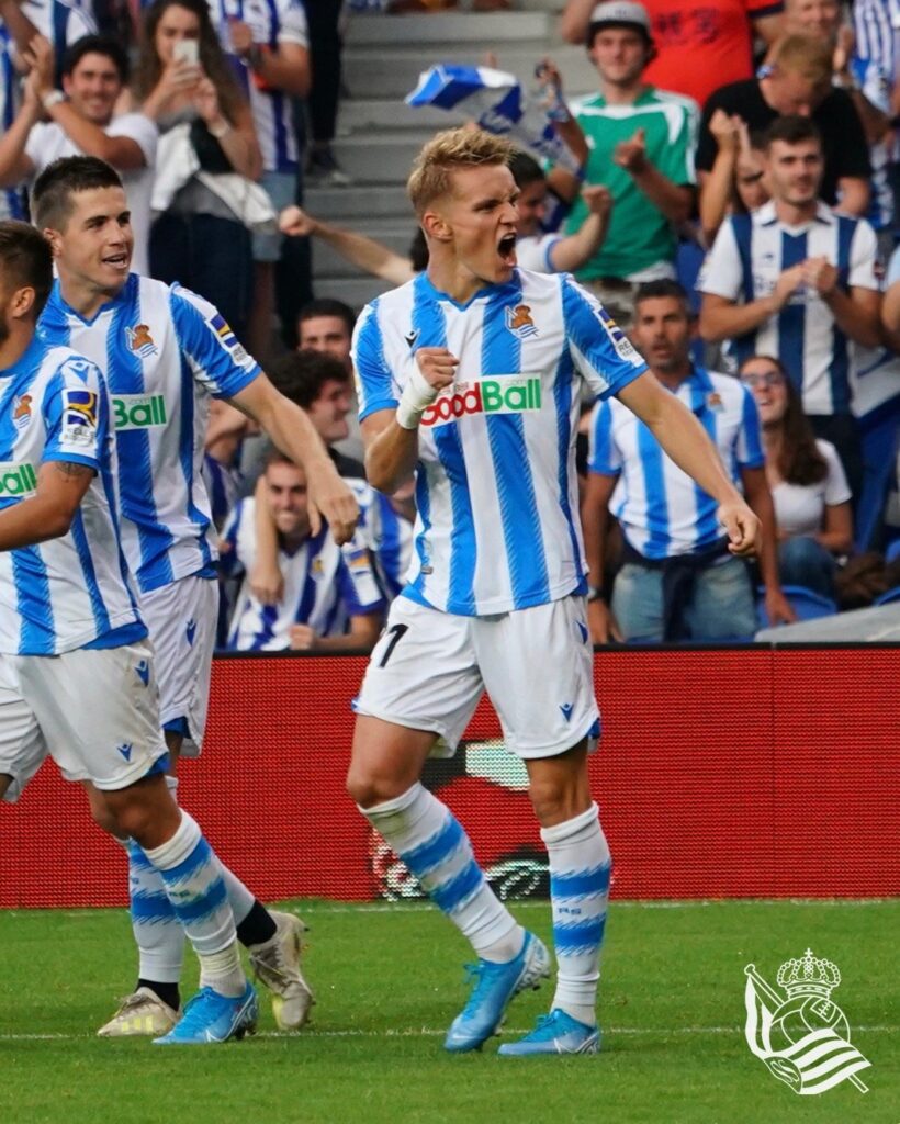 Odegaard celebra un gol en un partido de la Real Sociedad