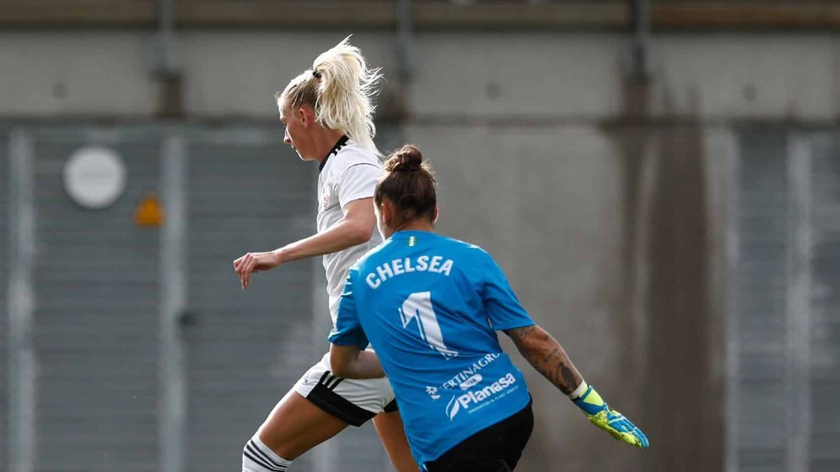 Mano a mano entre Jakobsson y Chelsea.
Fuente: clubdeportivotacon.com