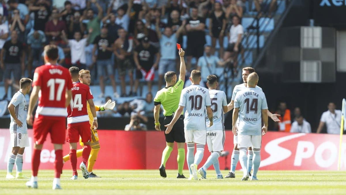 Prieto Iglesias mostrando la roja en una de las dos expulsiones
Fuente: rccelta.es