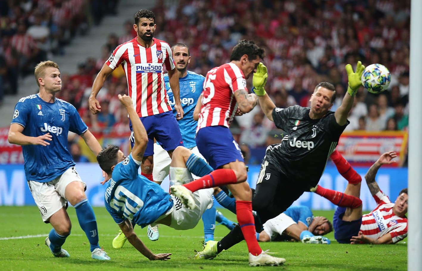 Savic remata solo para conseguir el empate para el Atleti.
Fuente: atleticodemadrid.com