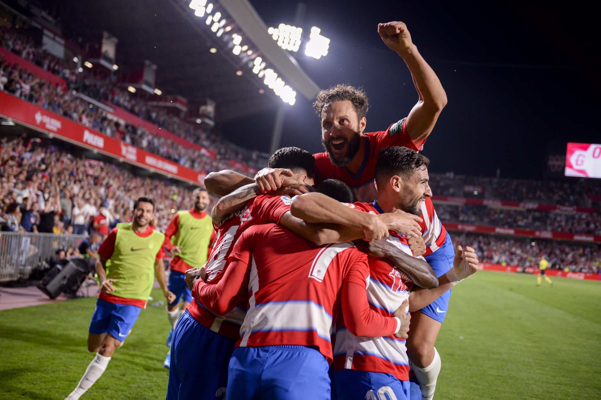 El conjunto local celebrando el segundo tanto.
Fuente: granadacf.es