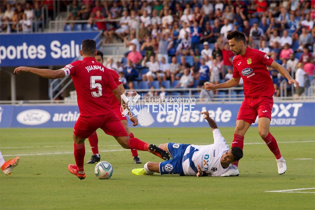 Juanma despeja un balón ante Miérez / CD Tenerife