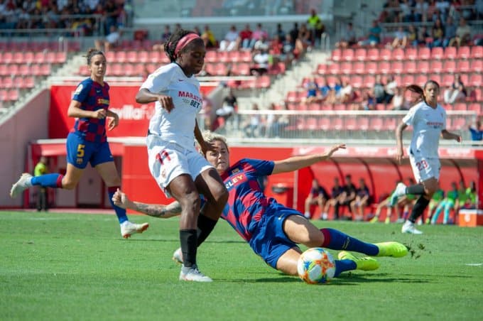 Duelo entre Payne y Mapi León durante el encuentro.
Fuente: sevillafc.es