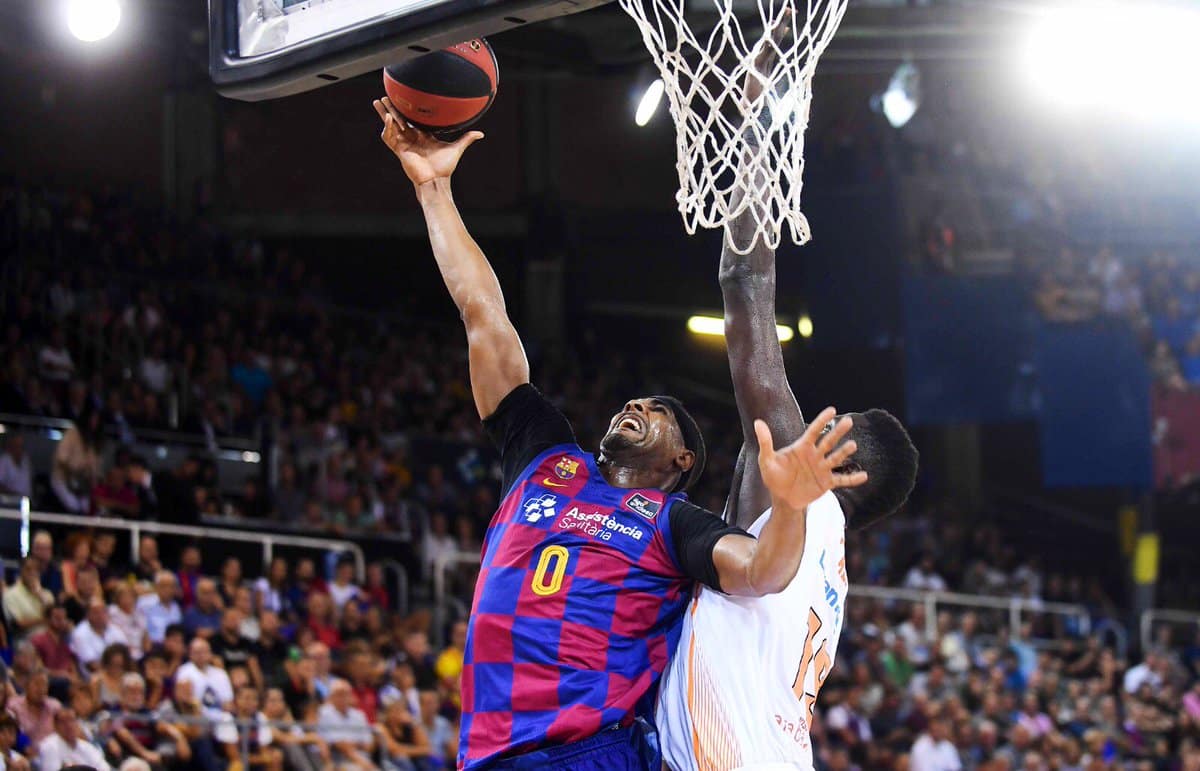 Brandon Davies delante de Fall ( Via Twitter @FCBbasket)