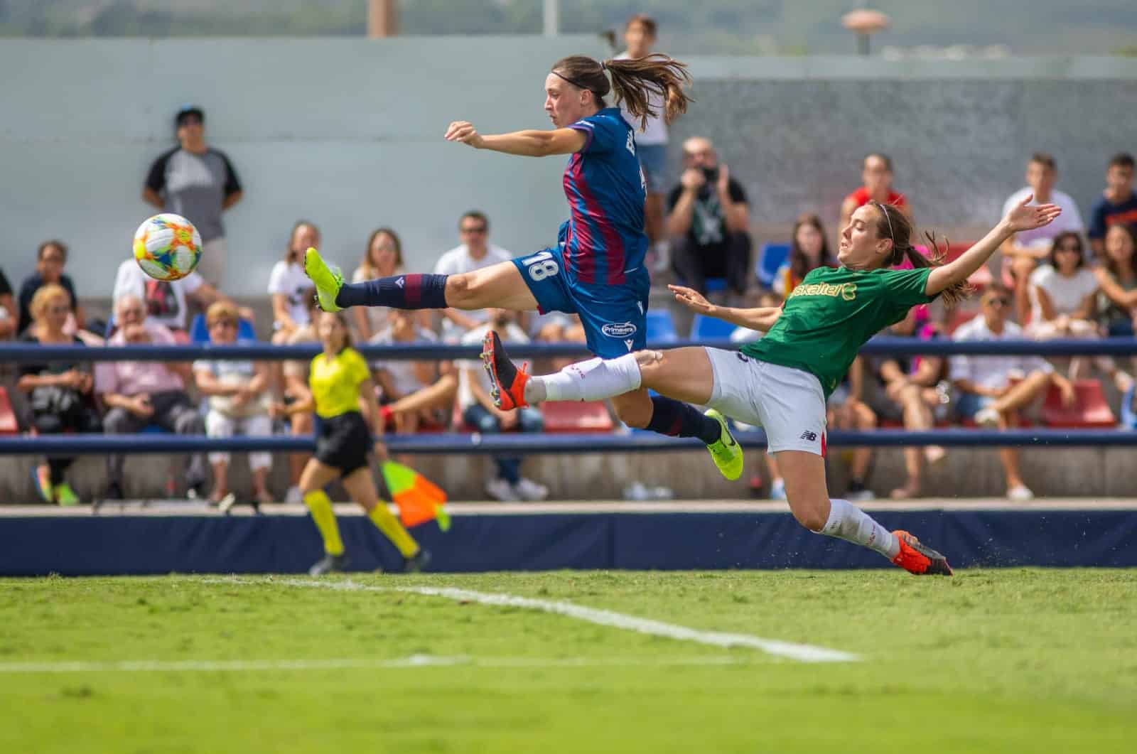 Eva Navarro del Levante UD rematando ante Marta Unzué. | Foto: @ LUDfemenino