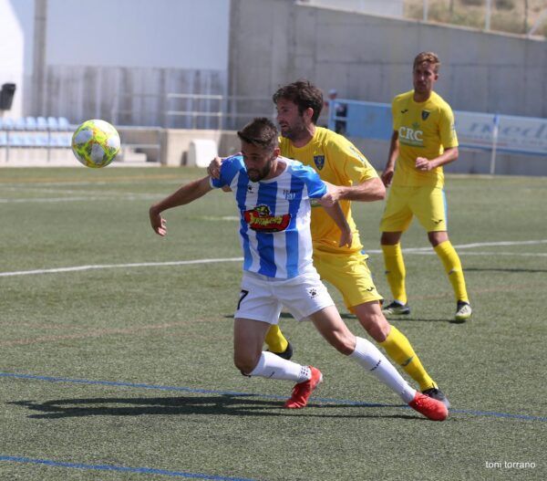 Ballarin (Ejea) disputando un balón ante el Orihuela CF.