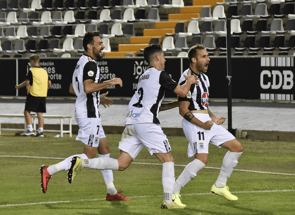 Gorka Santamaría celebrando el gol local con sus compañeros