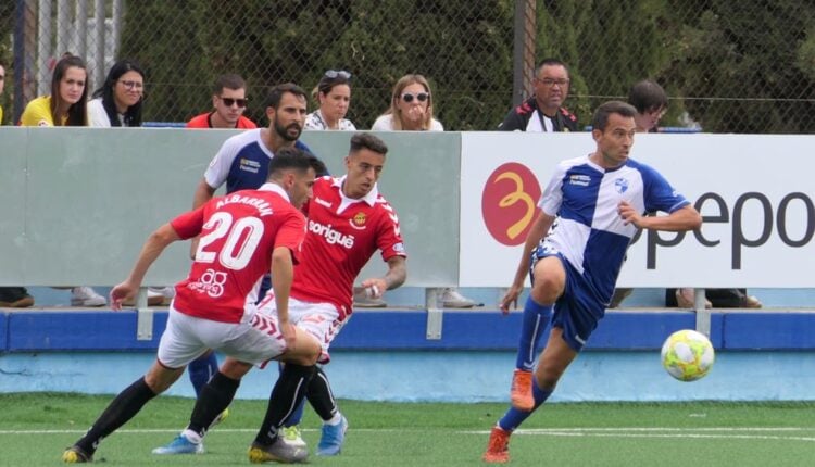 Lance del juego en el partido del Ebro, frente al Nàstic de Tarragona