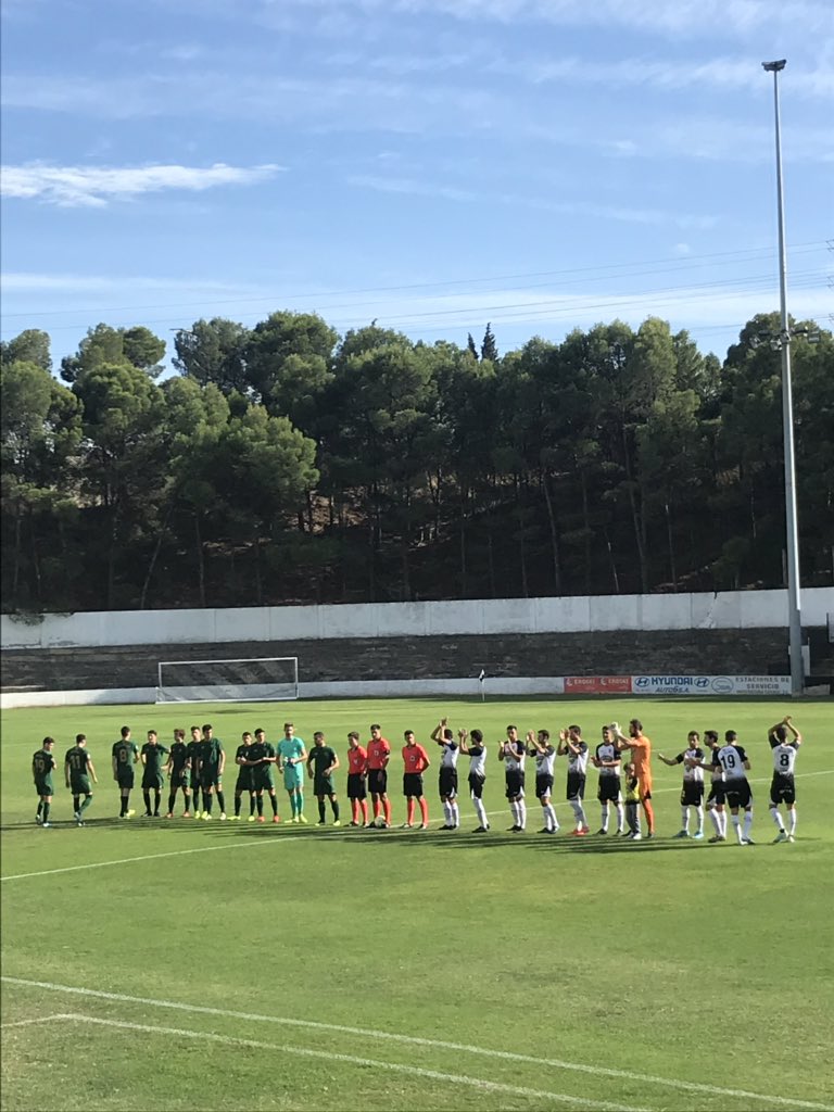 Ambos equipos en los instantes previos al comienzo del choque. Fuente: @cdtudelano