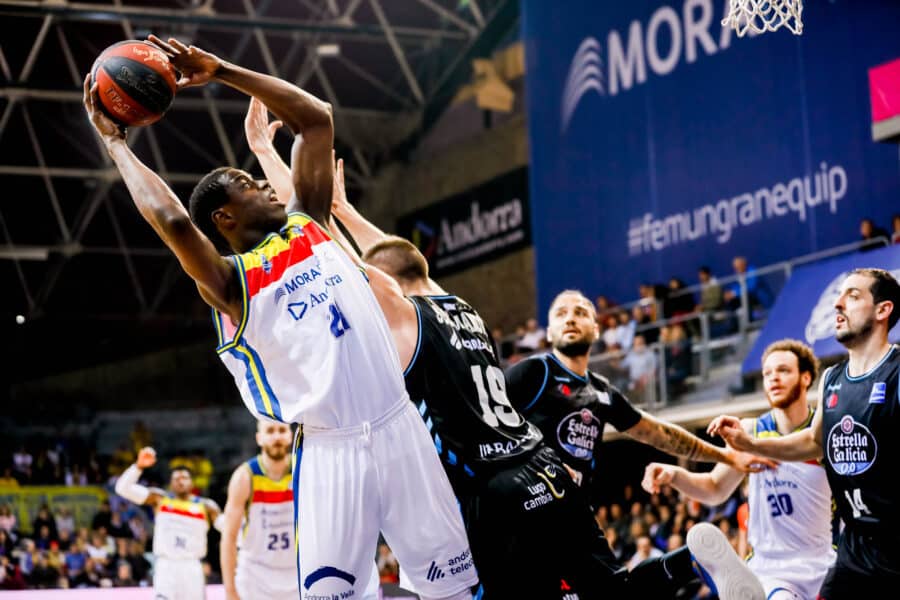 Moussa Diagne coge un rebote en un MoraBanc Andorra - Monbus Obradoiro. Foto: Liga Endesa.