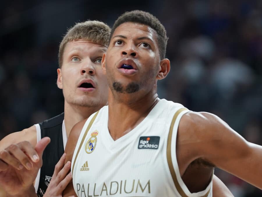 Walter Tavares y Egidijus Mockevicius en un Real Madrid - Montakit Fuenlabrada. Foto: Liga Endesa.