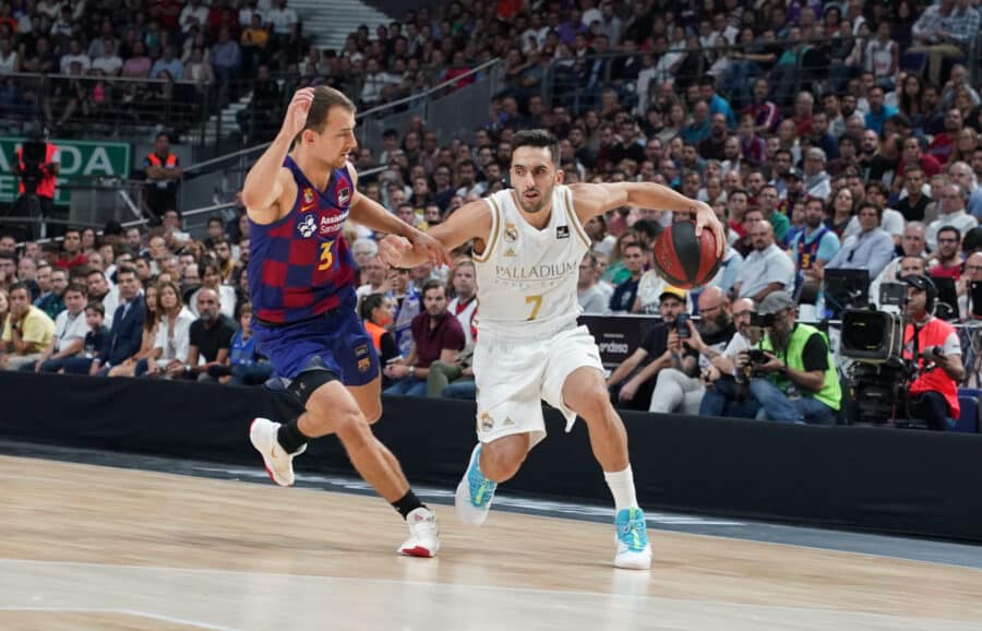 Facundo Campazzo bota el balón en un Real Madrid - Barça. Foto: Liga Endesa.