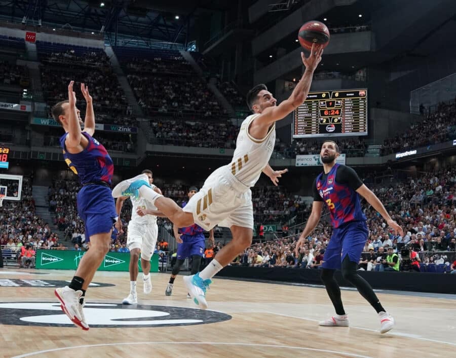 Facundo Campazzo lanza a canasta ante Kevin Pangos y Nikola Mirotic en un Real Madrid - Barça. Foto: Liga Endesa.