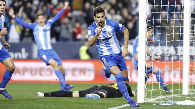 Adrián González celebra un gol del Málaga