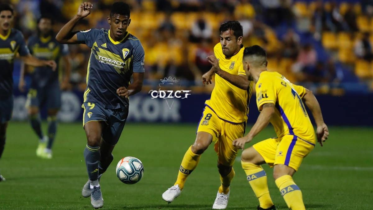 'Choco' Lozano intenta conducir el balón en un acción en el Alcorcón - Cádiz