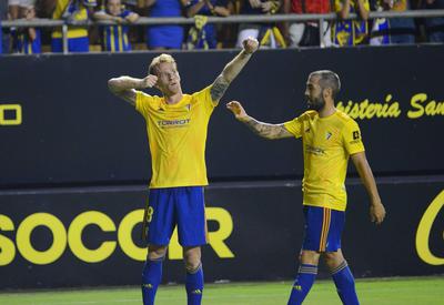 Álex Fernández y Alberto Perea están aupando al Cádiz con sus goles