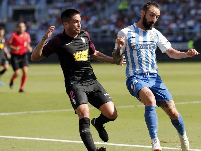 Cifu pugna con un balón en un Málaga - Sporting
