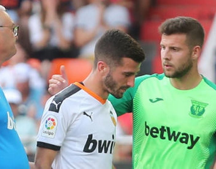 Gayá retirándose en el partido del Valencia